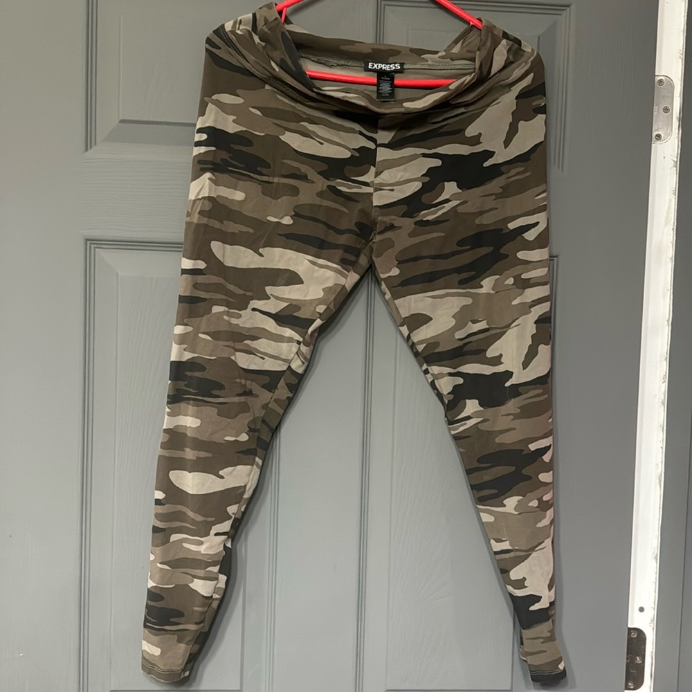 Express Camo Leggings size Large